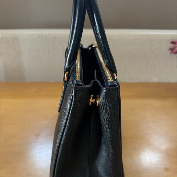 NWOT Medium PRADA galleria saffiano leather bag - Picture 5 of 8